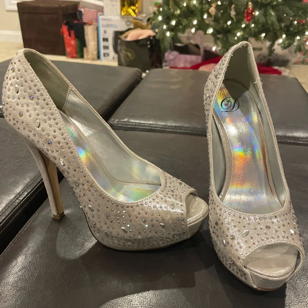 Heels - Picture 1 of 2